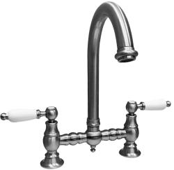 PB Rubinetto da cucina nostalgico a ponte in acciaio inossidabile, beccuccio rotondo e manopole bianche PBN.RVS.R.WH