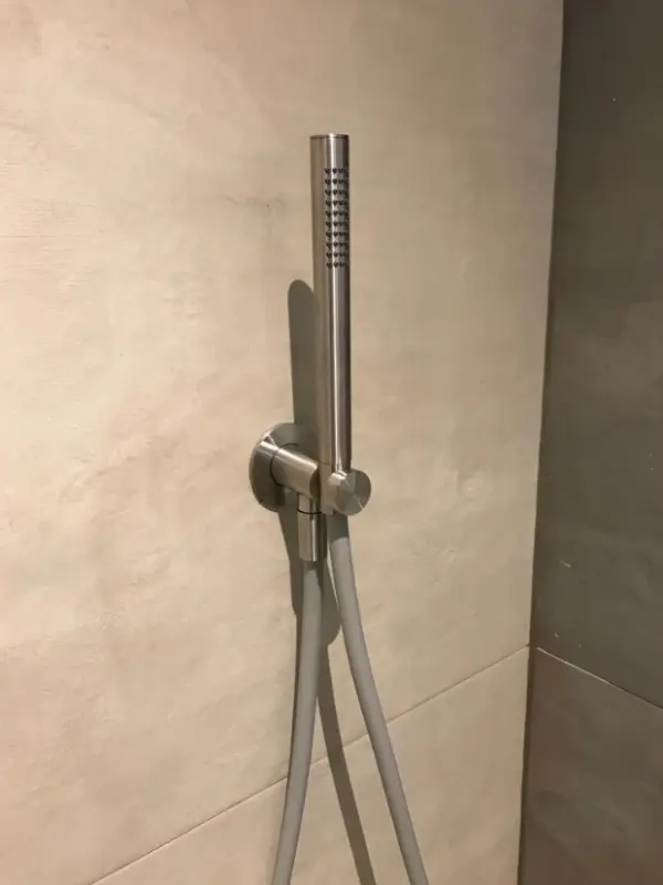 Set accessori bagno Watervolution Flow completo di raccordo a muro interamente in acciaio inox T1621IE