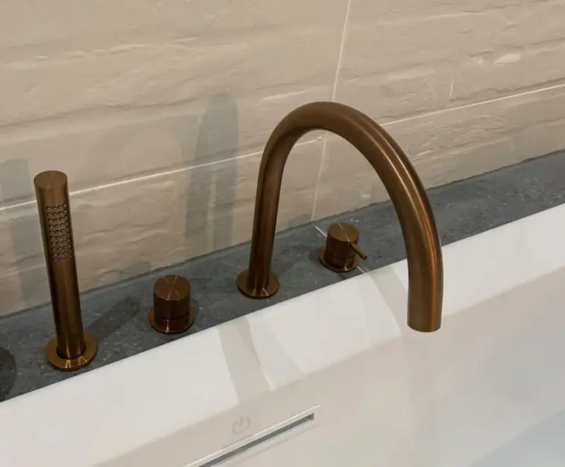 Waterevolution Flow Rubinetto da bagno a 4 fori per installazione su bordo vasca, completamente in rame spazzolato PVD T138CPE.