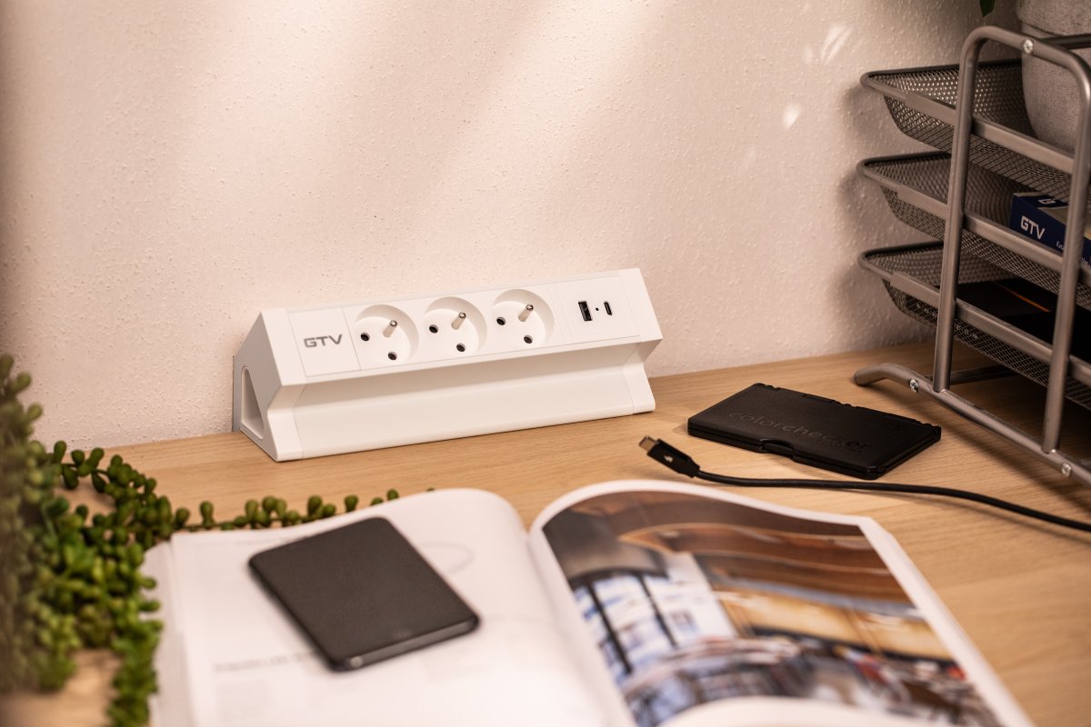 Presa per mobili Basco, 3 x presa con messa a terra, USB A+C, cavo da 1,5 m, bianco con montaggio